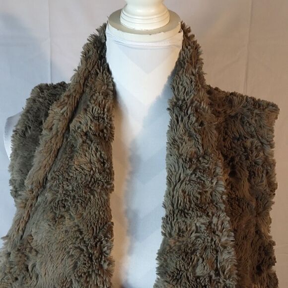 DylanâbyâTrueâGritâFauxâFurâWomen's Vest - Picture 2 of 7